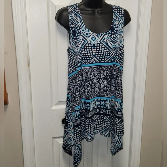 Jostar Geometric Patterned Top - Picture 1 of 8